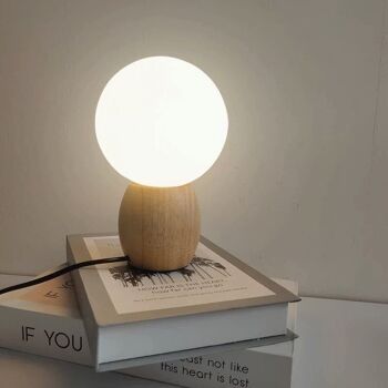 Lampe de table nordique en bois avec boule de verre │ Éclairage d'ambiance minimaliste sur le lit │ Lampe de bureau LED chaude et moderne 1