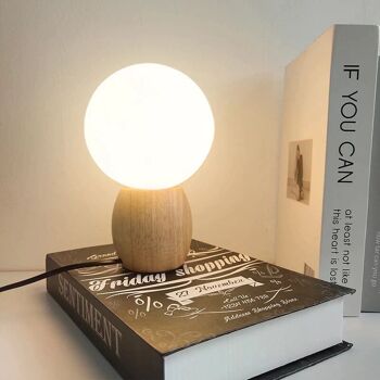 Lampe de table nordique en bois avec boule de verre │ Éclairage d'ambiance minimaliste sur le lit │ Lampe de bureau LED chaude et moderne 2