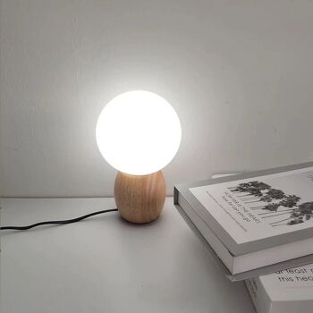 Lampe de table nordique en bois avec boule de verre │ Éclairage d'ambiance minimaliste sur le lit │ Lampe de bureau LED chaude et moderne 3