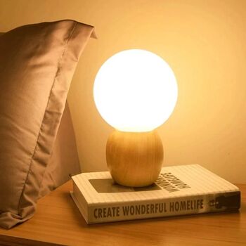 Lampe de table nordique en bois avec boule de verre │ Éclairage d'ambiance minimaliste sur le lit │ Lampe de bureau LED chaude et moderne 4