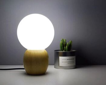 Lampe de table nordique en bois avec boule de verre │ Éclairage d'ambiance minimaliste sur le lit │ Lampe de bureau LED chaude et moderne 5