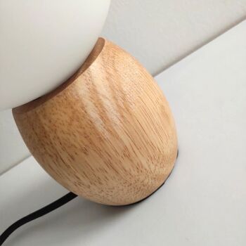 Lampe de table nordique en bois avec boule de verre │ Éclairage d'ambiance minimaliste sur le lit │ Lampe de bureau LED chaude et moderne 8