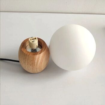 Lampe de table nordique en bois avec boule de verre │ Éclairage d'ambiance minimaliste sur le lit │ Lampe de bureau LED chaude et moderne 9