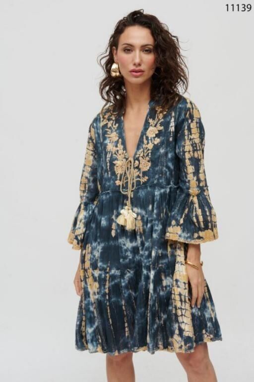 Promozione B2B dei saldi estivi del vestito ricamato da donna