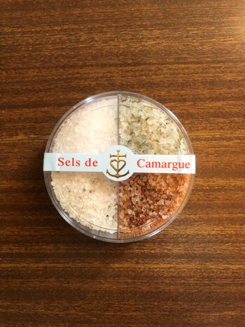 BOITE 4 GROS SELS de CAMARGUE
PARFUM: HERBES DE PROVENCE, DEUX PIMENTS DOUX ET FORTS, POIVRE CONCASSE, NATURE 1