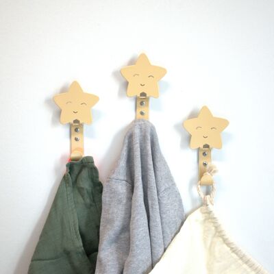 Colgador de pared infantil con motivo de estrella.