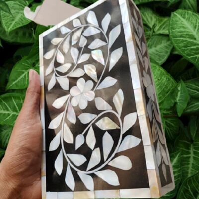 Schmuckschatulle mit Blumenmotiv aus Perlmutt-Intarsien