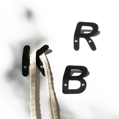 Colgador de pared con forma de letras del abecedario.