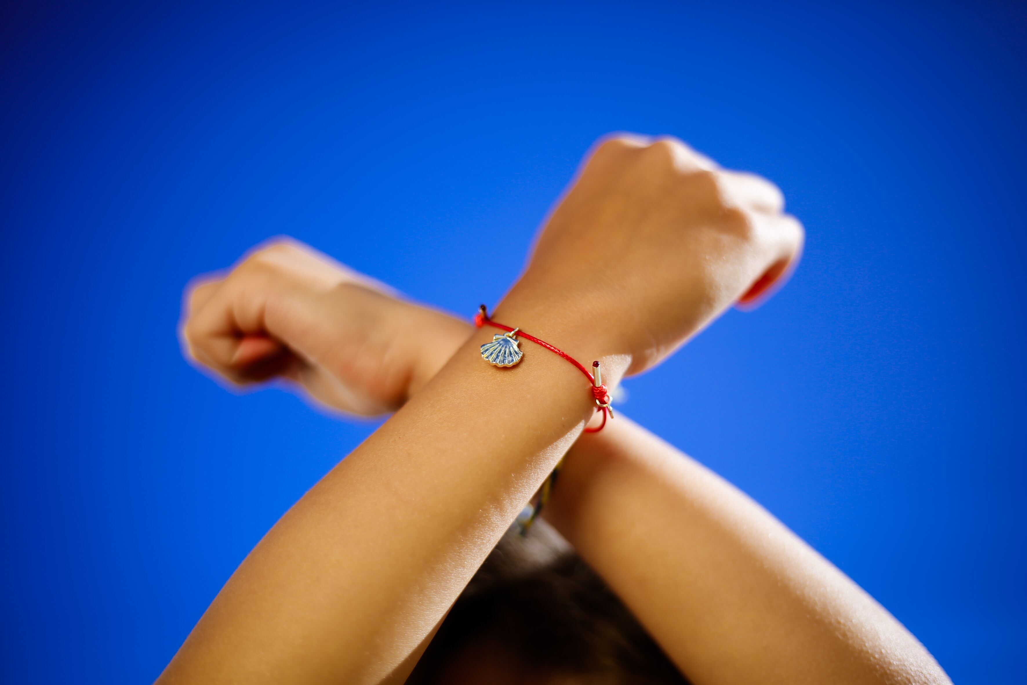 Bracelet MINI cordon rouge et sa coquille Saint Jacques