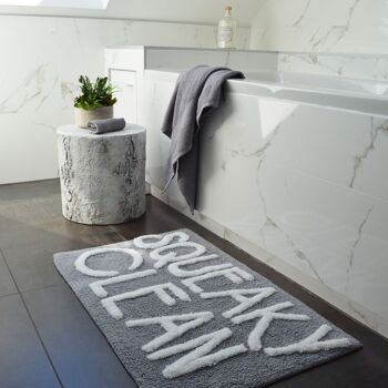 Tapis de bain antidérapant avec slogan « Squeaky Clean » – Tapis de salle de bain doux touffeté à la main 1