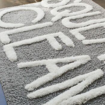 Tapis de bain antidérapant avec slogan « Squeaky Clean » – Tapis de salle de bain doux touffeté à la main 4