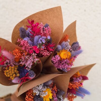 Lotto di piccoli bouquet colorati mescolati con fiori secchi