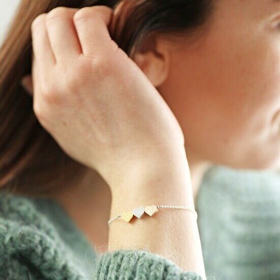 Armband aus gemischten Metallen mit drei Herzen und silberner Kette