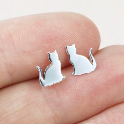 Aretes de plata con diseño de gato brillante