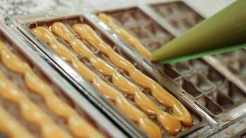 tablette de chocolat blanc fourrée de caramel à la vanille de Madagascar - La Fabrique de Julien - 100g 2