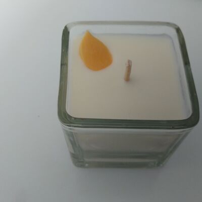 Lemongrass scented candle 20 to 25 hours burning