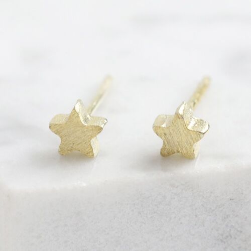 Tiny star studs in gold plated 925 sterling.
