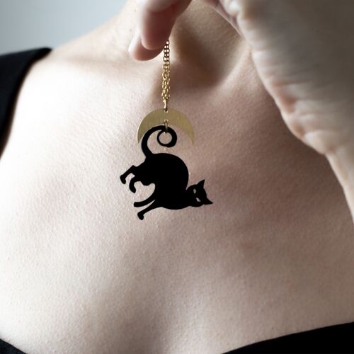 collier pendentif chat noir en acrylique et laiton