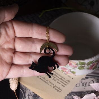 collier pendentif chat noir en acrylique et laiton 2