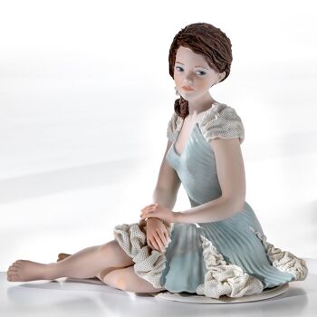 Figurine en porcelaine Dèsirèe, femme en élégante robe bleu glacier