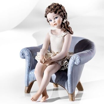 Figurine en porcelaine Ileana danseuse dans un fauteuil