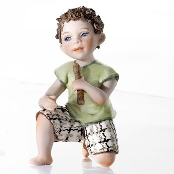 Figurine en porcelaine Enzo, enfant flûtiste 1