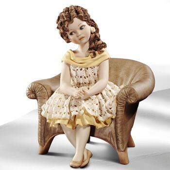 Figurine en porcelaine d'une jeune fille dans un fauteuil - Clara