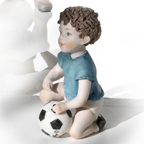 Statuina in porcellana di un bimbo calciatore Kick
