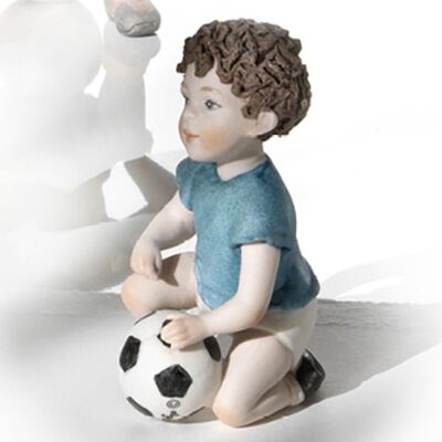 Figura de porcelana de un niño futbolista Kick