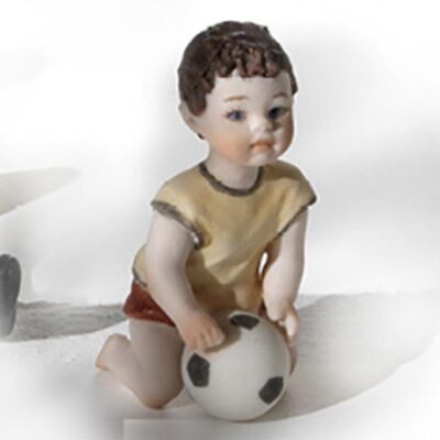 Figura de porcelana de un niño futbolista Fuin