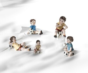 Figurine en porcelaine d'un enfant footballeur Fuin 2