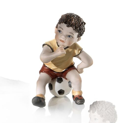 Statuina in porcellana di un bimbo calciatore Chips