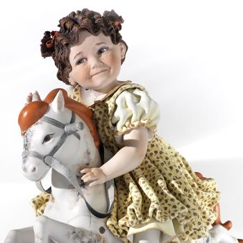 Figurine en porcelaine d'une petite fille sur un cheval à bascule - Sissy 2