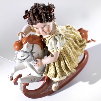 Figurine en porcelaine d'une petite fille sur un cheval à bascule - Sissy 3