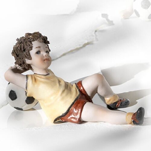 Statuina in porcellana di un bimbo calciatore Time-out