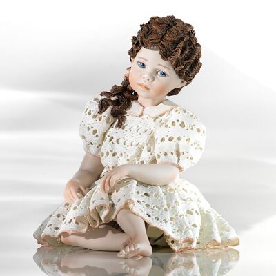 Figurine en porcelaine Evelina, jeune fille en robe de dentelle