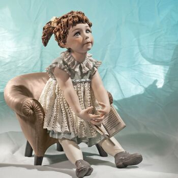 Figurine en porcelaine Emily sur fauteuil 2