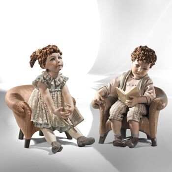 Figurine en porcelaine Emily sur fauteuil 4
