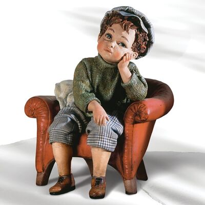 Figura de porcelana de Francisco en un sillón.