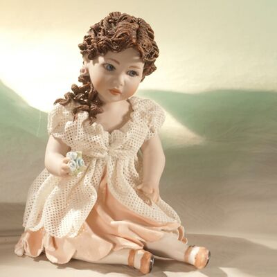 Figurine en porcelaine Flora, jeune fille en robe rose et dentelle