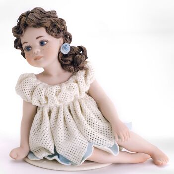 Figurine en porcelaine Fiammetta, jeune fille en robe bleue et dentelle 1