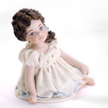 Figurine en porcelaine Fiammetta, jeune fille en robe bleue et dentelle 2