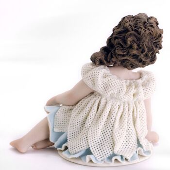 Figurine en porcelaine Fiammetta, jeune fille en robe bleue et dentelle 4