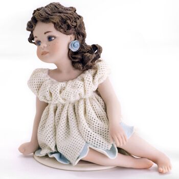 Figurine en porcelaine Fiammetta, jeune fille en robe bleue et dentelle 7