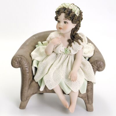 Figura de porcelana Julieta en un sillón.