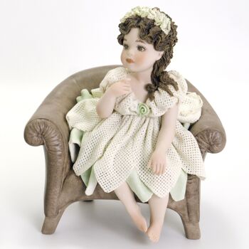 Figurine en porcelaine Juliette dans un fauteuil 1