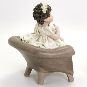 Figurine en porcelaine Juliette dans un fauteuil 2