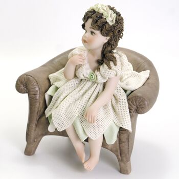 Figurine en porcelaine Juliette dans un fauteuil 3