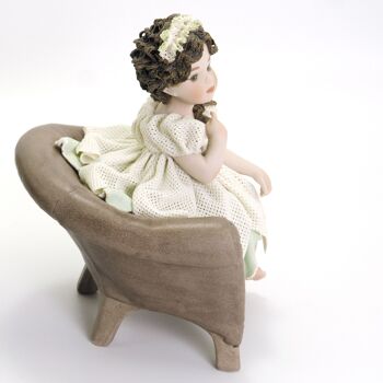 Figurine en porcelaine Juliette dans un fauteuil 4