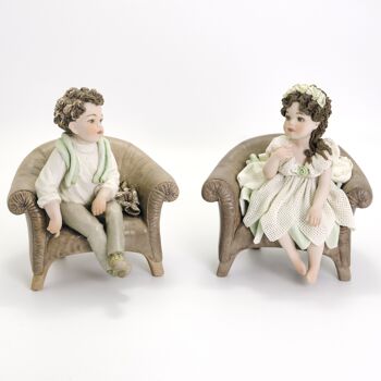 Figurine en porcelaine Juliette dans un fauteuil 5